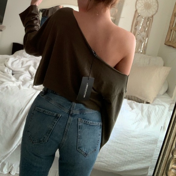 Off Shoulder Crop - Picture 2 of 4